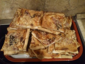 Вес на подносе — около 3 кг.